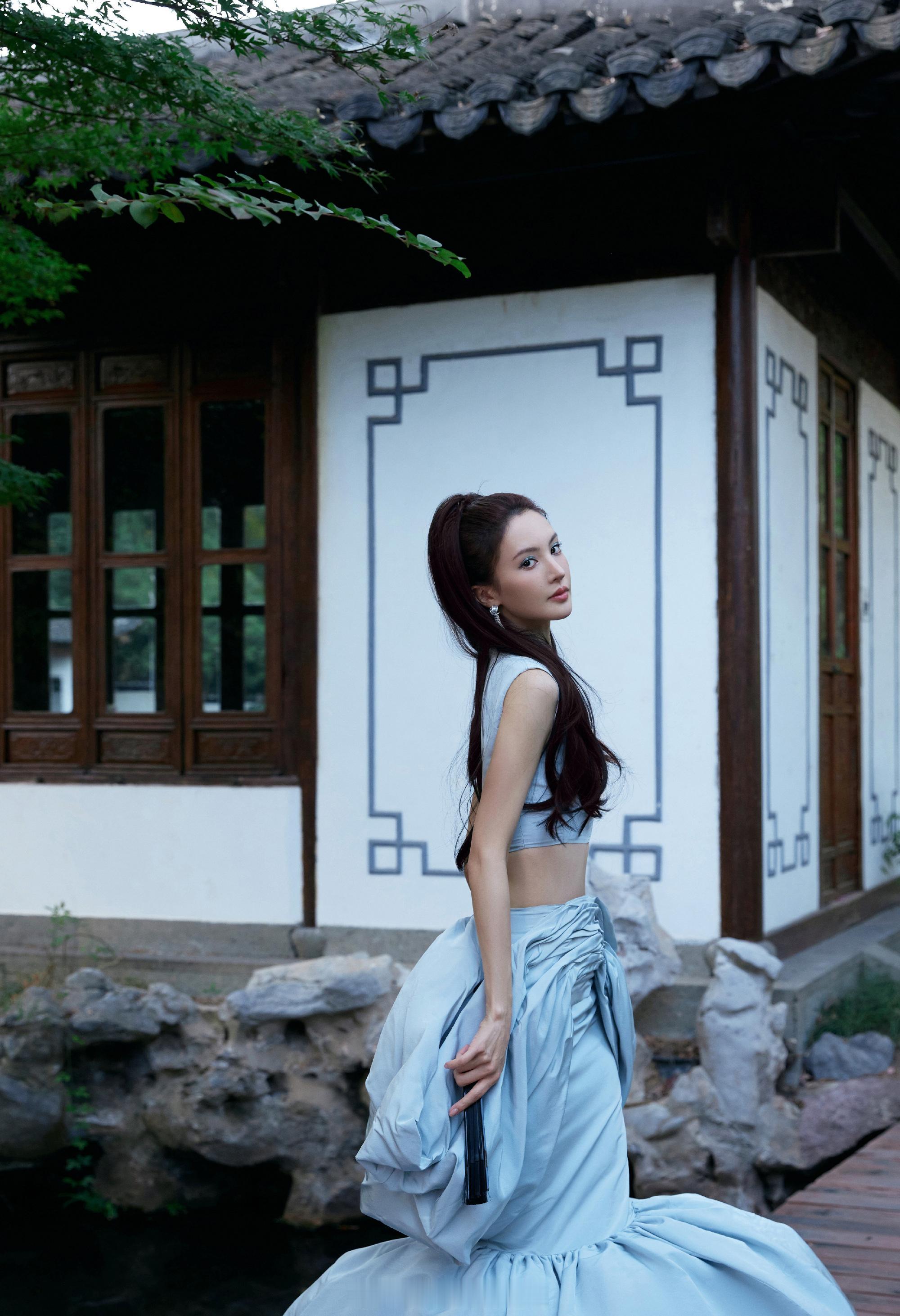 金晨一袭柔蓝鱼尾裙柔美曼妙 