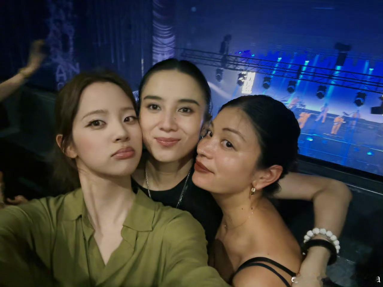 欧阳娜娜正脸非常有少女感，但是跟其他女明星一起，侧脸有点点略微逊色了些些，笑起来