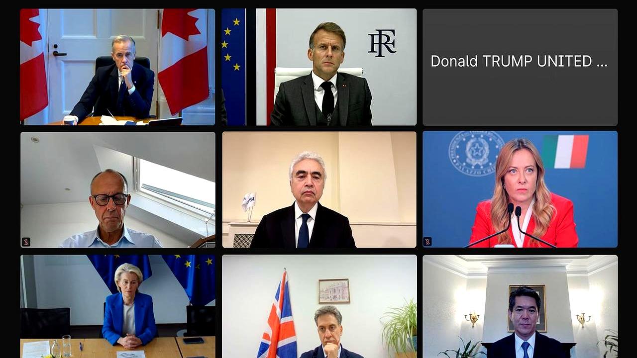 G7视频会九宫格排好，就差一人露脸。
特朗普这回摄像头全程关闭，成了唯一的黑屏。