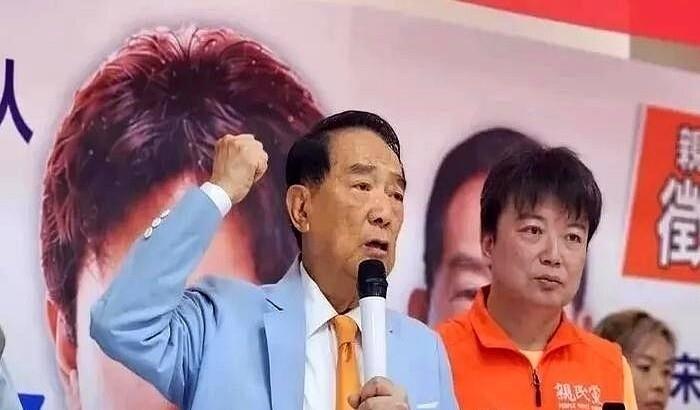 宋楚瑜把和平绑上不磕头的尊严门槛。9月22日他在台中丰原为亲民党议员参选人黄朝渊