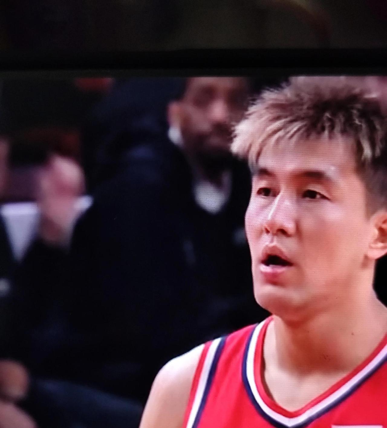 深圳那边倒是挺轻松，反正已经锁定第三的位置，输赢对他们季后赛排位没什么影响，所以