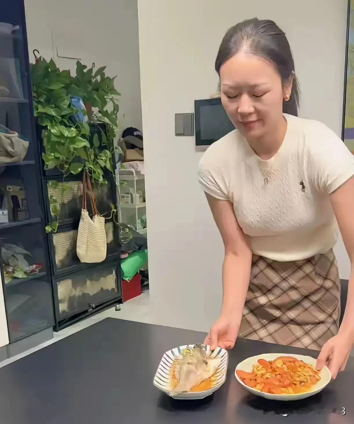 伟杰国庆节回郑州和父母面谈。期间梦丹转账，梦丹去购物，说以前太节省，以后要自己爱