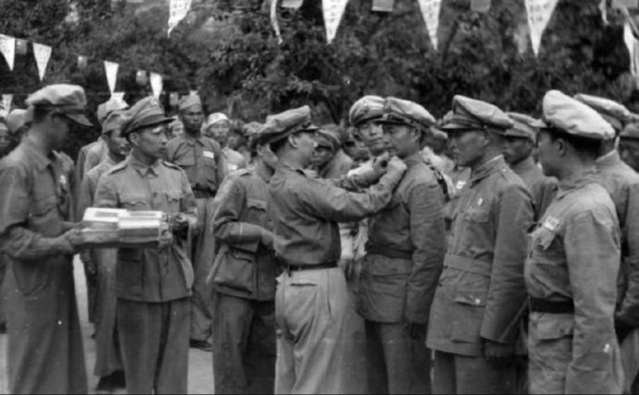 这张1947年延安的授勋照，当年骗了不少国统区的老百姓，现在看全是自导自演的笑话