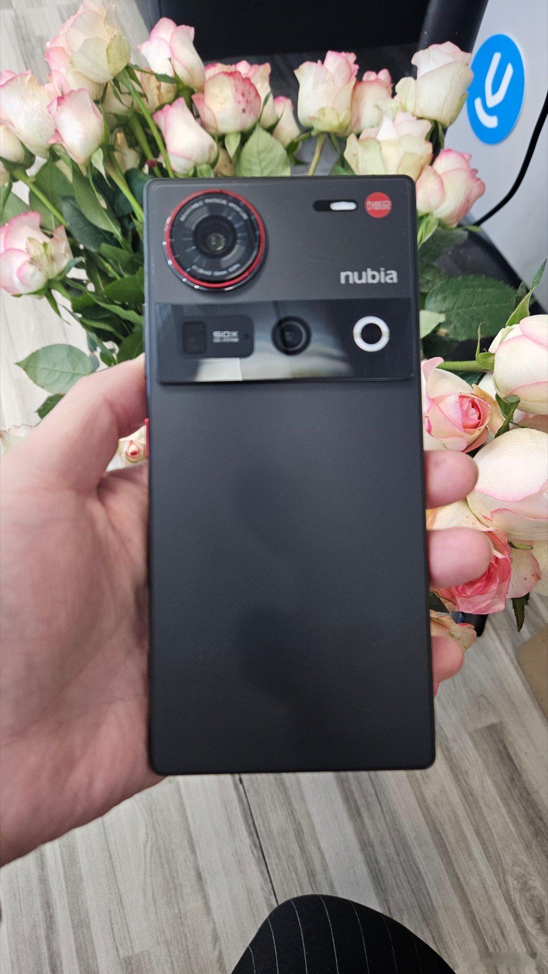 华为PuraXView 这个设计，开始会想到了黑莓手机，大点的屏幕，看东西确实好