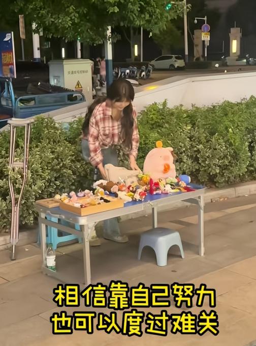 “看哭了！”2021年，女孩癌症晚期，被父母嫌弃是累赘，与她断绝了所有联系。女孩