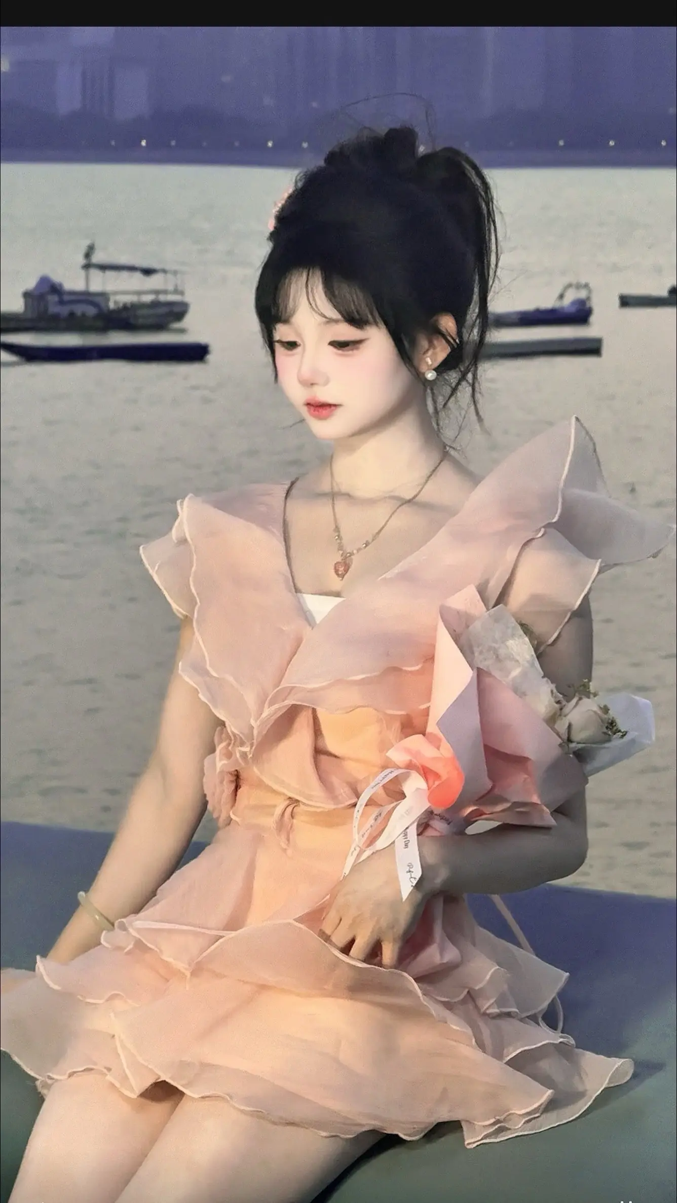 世界像个巨大的抓娃娃机 我站在玻璃窗外。只想要你