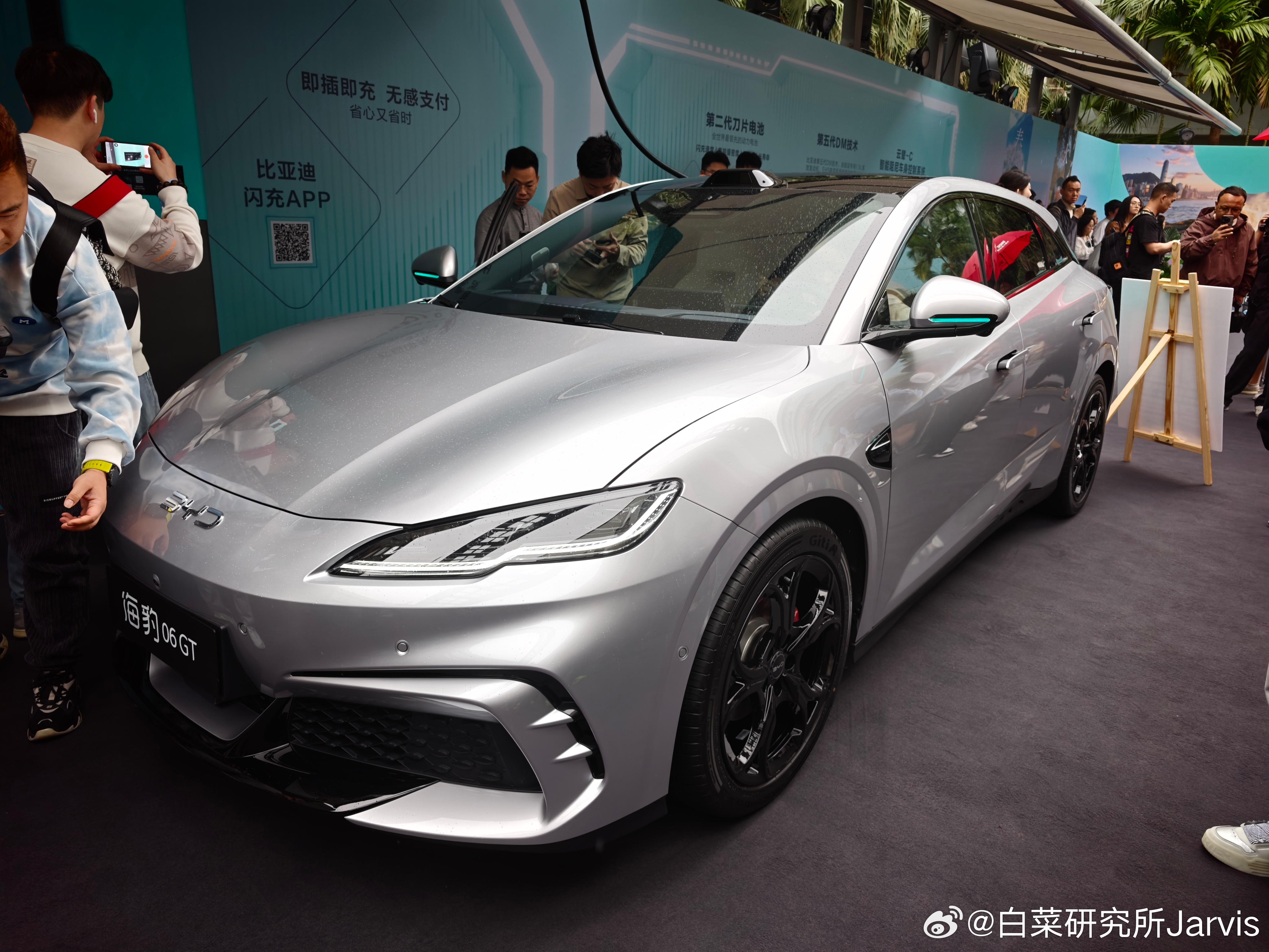 别说，你还真别说，这个银色海豹06GT还真显高级啊，车漆好像换了。大v聊车