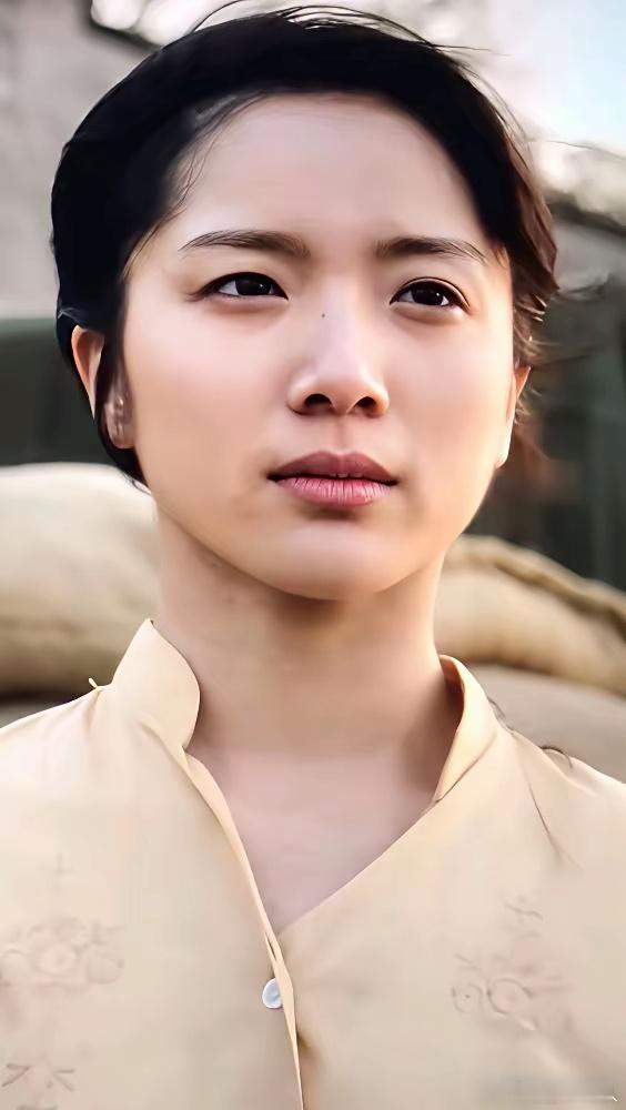 《给阿嬷的情书》主演李思潼本来很好看的，这组芭莎路透图，简直就是故意要丑化她一样
