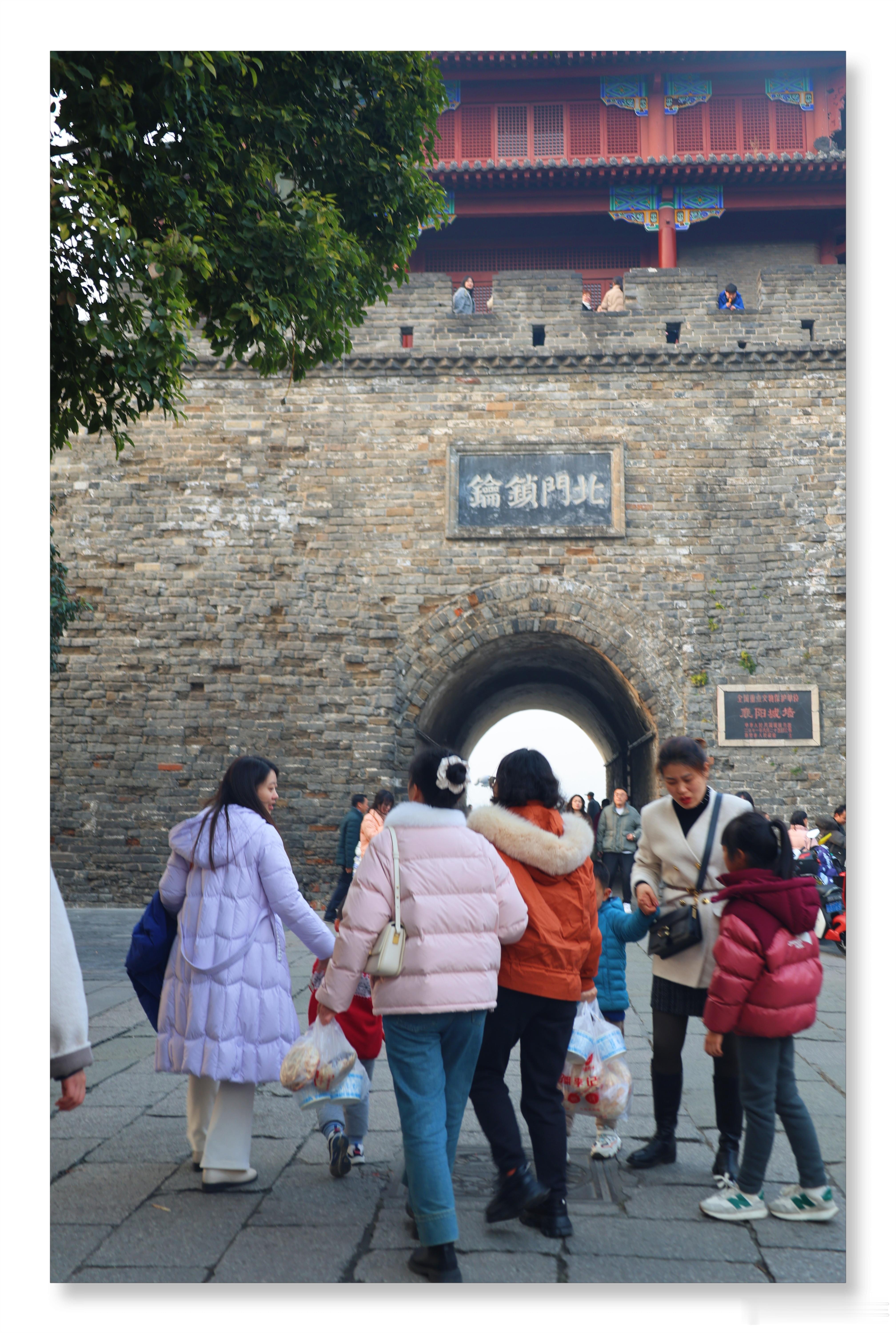 学好摄影的关键就是要勇敢举起相机。可惜整个冬天城市雾霾太重了，即使晴天光线也不够