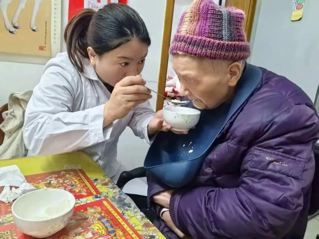 让人敬佩！38岁河南女子丧夫后带11个月大幼子和婆婆闯上海，10年坚守成首批长护