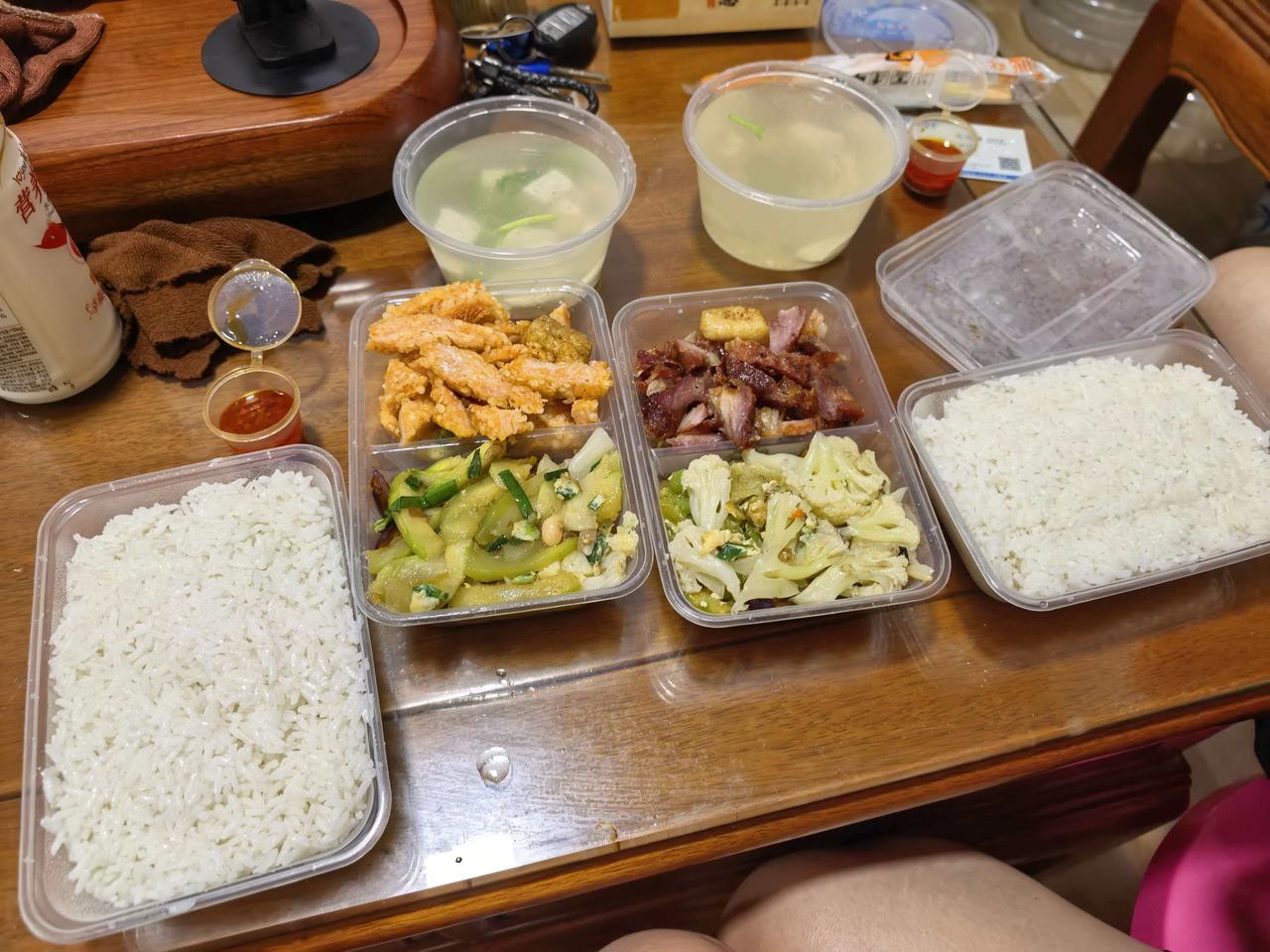 公婆回家后，我们只能吃快餐。
我不会做饭，就到附近的快餐店买15块钱一份的快餐。