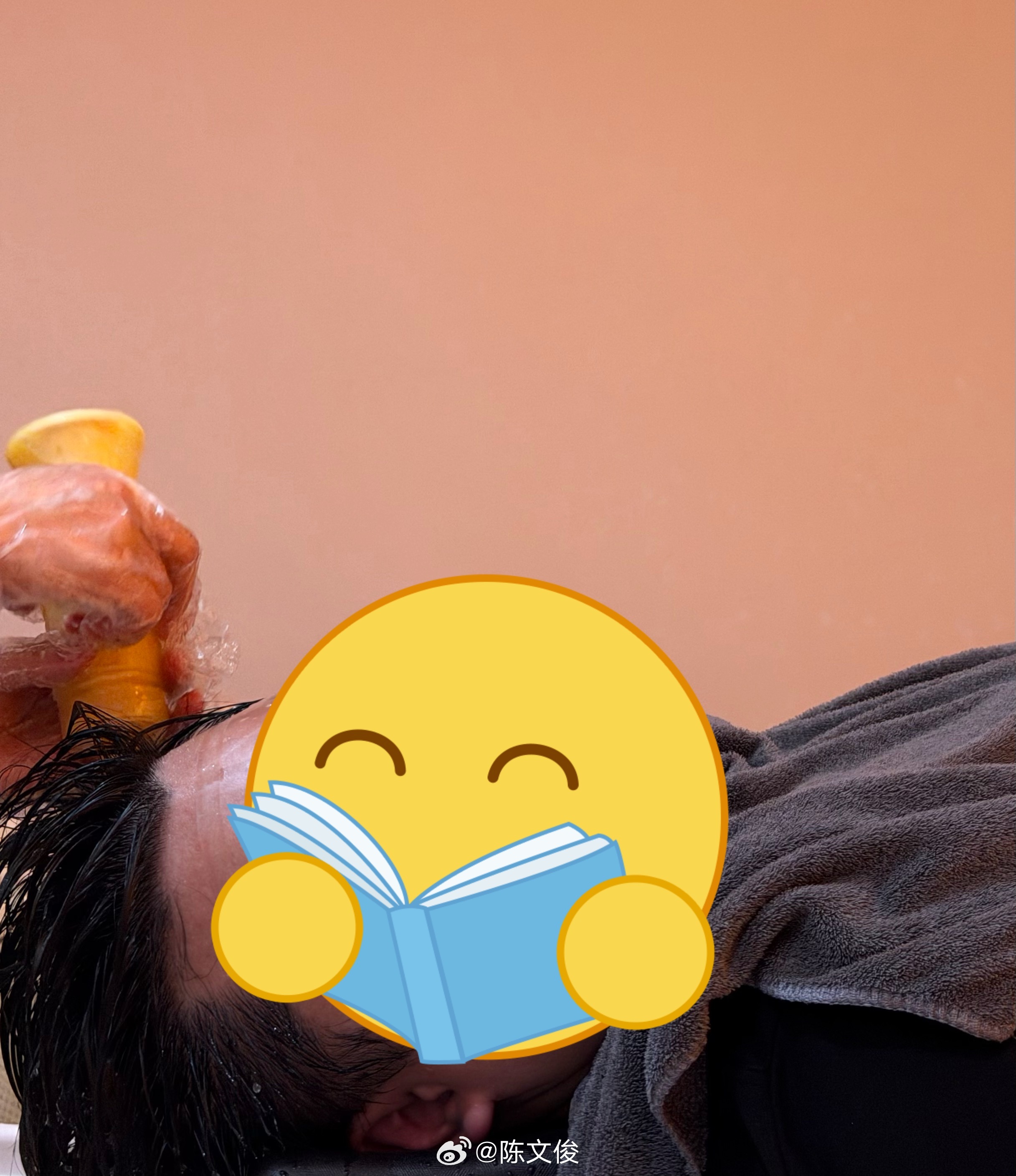 来上钟了兄弟们。其实是上钟来洗头，茶麸头疗，作死选了生姜榨汁洗，灼烧感从头皮烧到