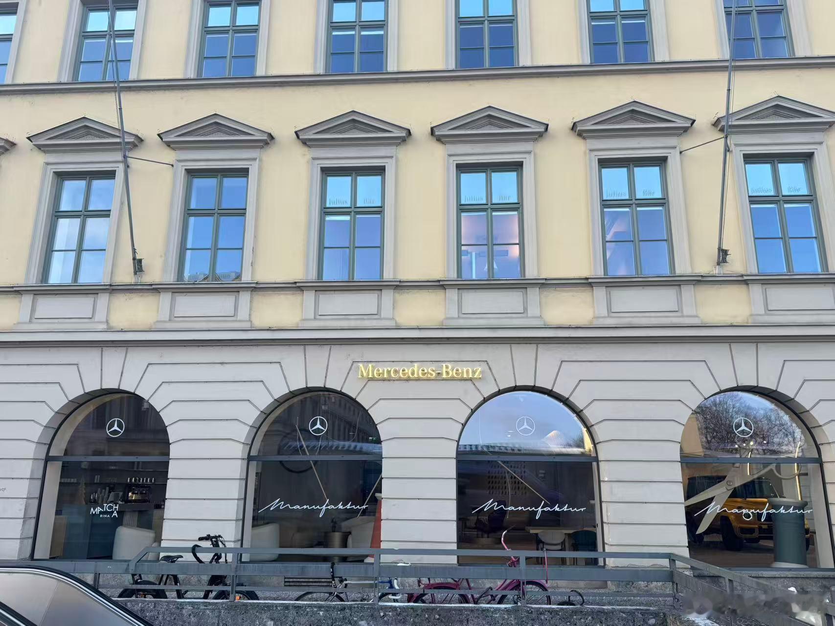 我也想叫同事给我打包一杯抹茶拿铁结果，忘记了不同国家的人对节日是有着不同理解的今