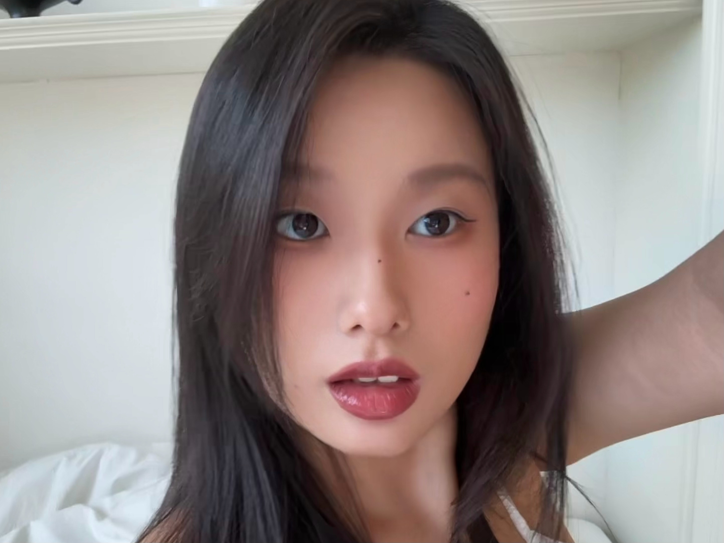 腮红涂得重重的于是嫩嫩的 