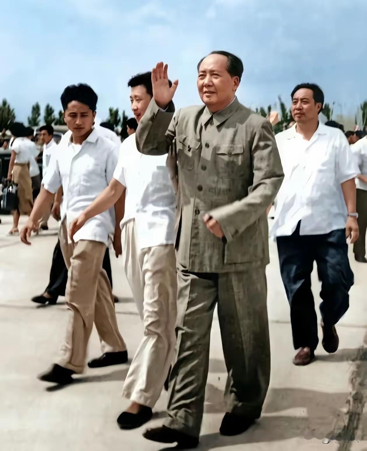 神采奕奕的毛主席，总是满面笑容、亲切随和、接地气。