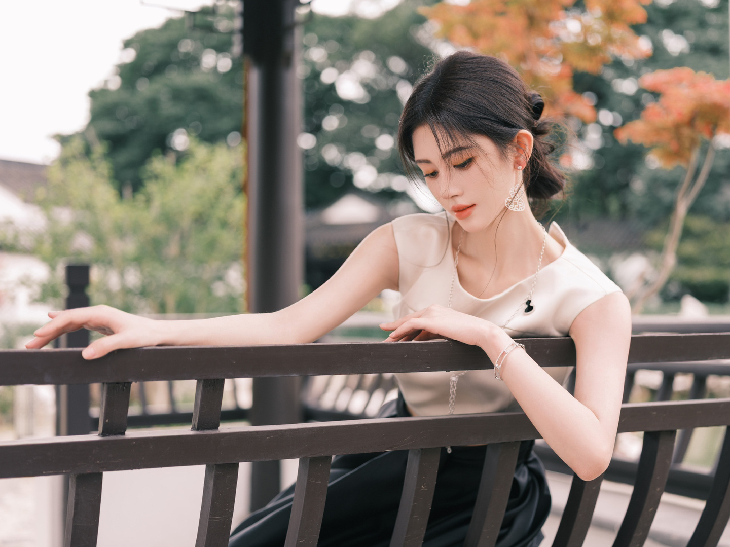 #鞠婧祎 和颂#鞠婧祎上红毯必出神图！这不新妆造又出圈了嘛[憧憬]白色上衣黑色长