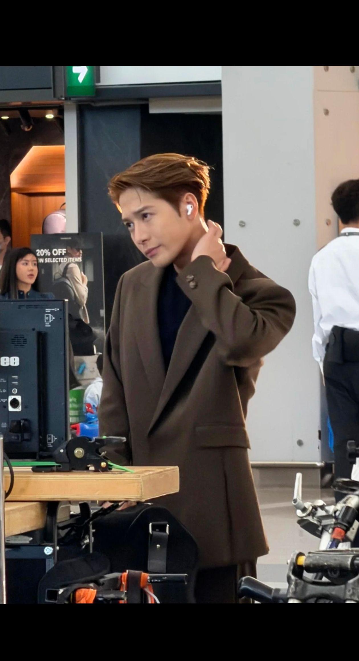 老公回🇭🇰第三天 疑似在机场拍宣传片。