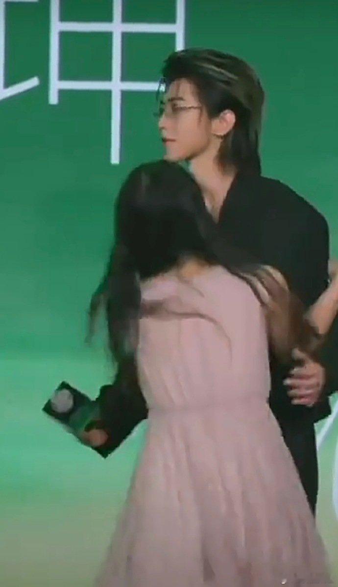 蔡徐坤安慰主持人蔡徐坤本人处理很得体 蔡徐坤安慰主持人，还是太体面了 蔡徐坤被粉