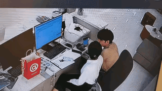 厌恶同事之间这种暧昧不清的状态
说她们是恋人关系吧
或许双方都已有男女朋友
说他