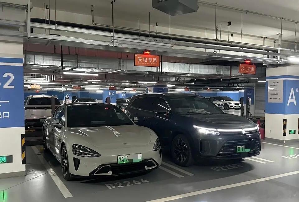小米SU7还没发布就和问界M7同框了，外观看那辆车更有气势[吃瓜] ​​​
