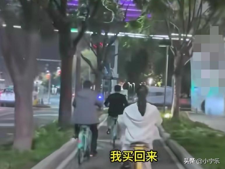 2月25日，广东一女孩拿着攒的钱，骑自行车1小时给妈妈买金手链，顺路还捎带买了妈