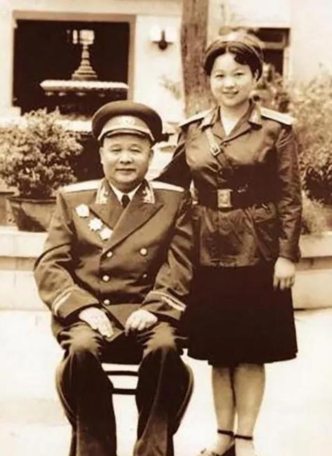 1955年，与徐海东失散二十多年的女儿徐文金在广播中听到了父亲的名字，原本以为父