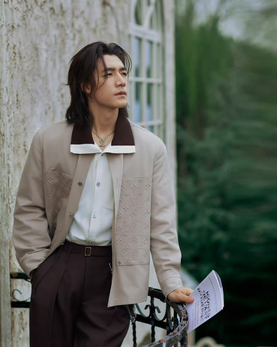 此沙带玫瑰的小王子演绎他垂眸立于旧报纸间，玫瑰在侧，故事在眼底。不是童话里的王子