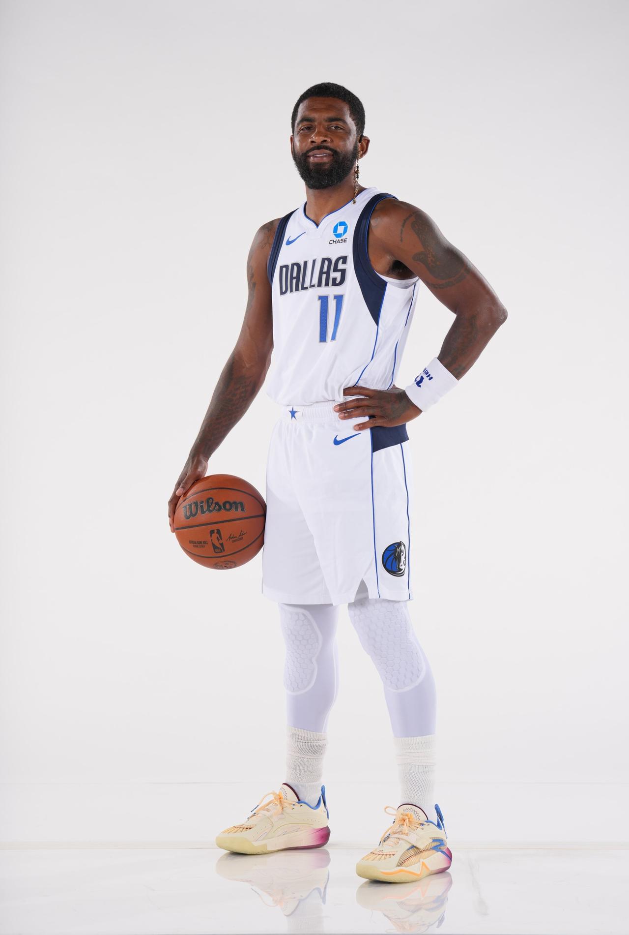 你不孤单，有@KyrieIrving 晚安🤞🏽
文哥努力康复的第570天！