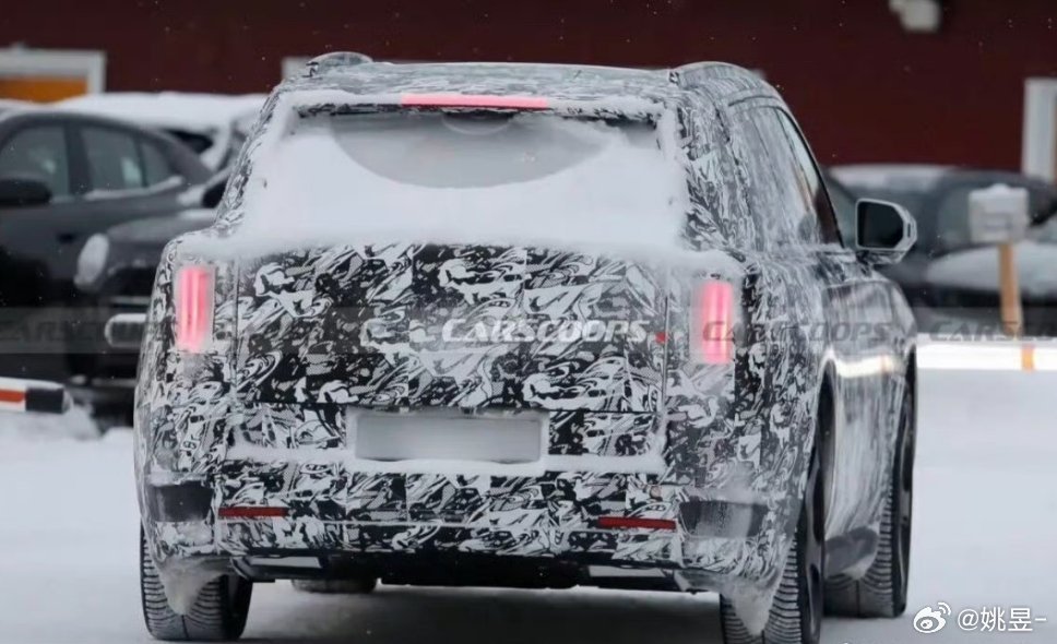 全新一代劳斯莱斯库里南伪装车前脸灯组这块变化挺大啊“星钻矩阵日行灯”这次能不能干