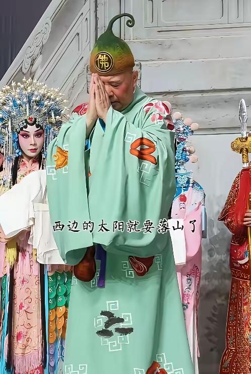 老郭名叫郭德纲，一口大锅装四方，有德才能使人狂，拎起提纲坎大江

看郭德纲这回的