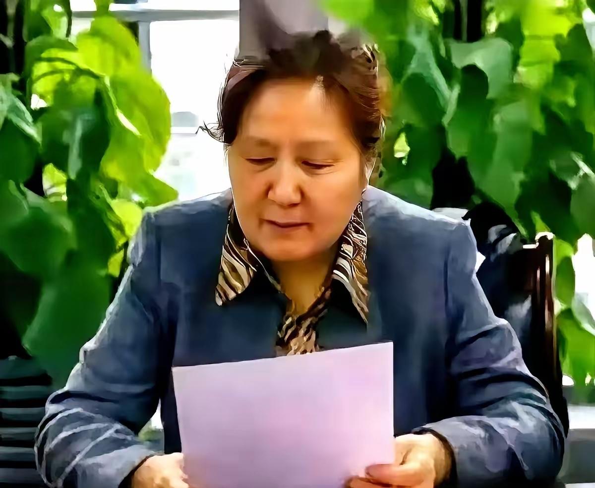 深夜吃瓜，直接给我干精神了。
贾浅浅的硕士导师被扒出来了。
贾浅浅导师屈雅君看完