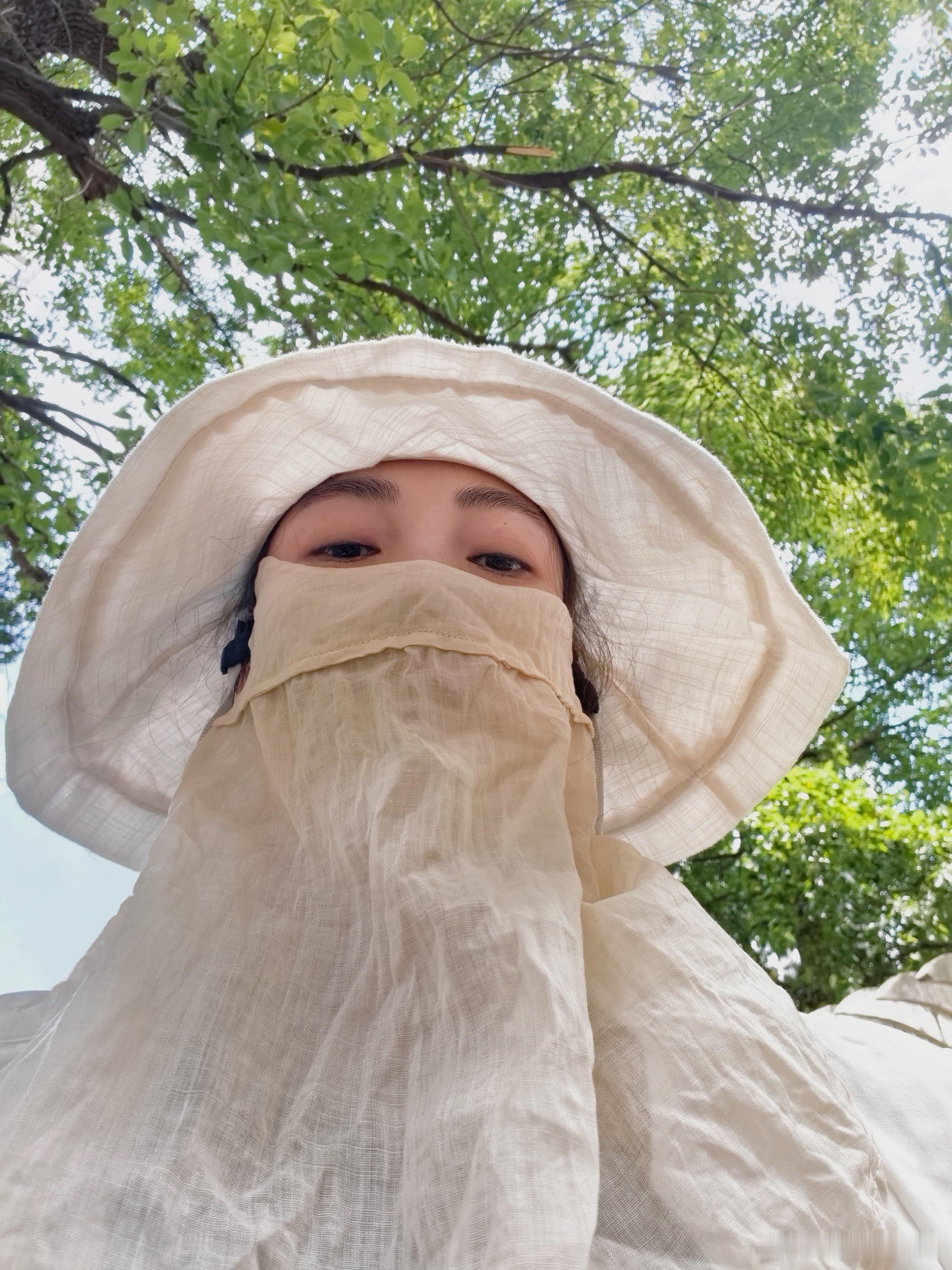 遛狗装扮。中老年人，不白也得防晒，不图变白，图个黑得均匀，别给我晒成地图了。要扮