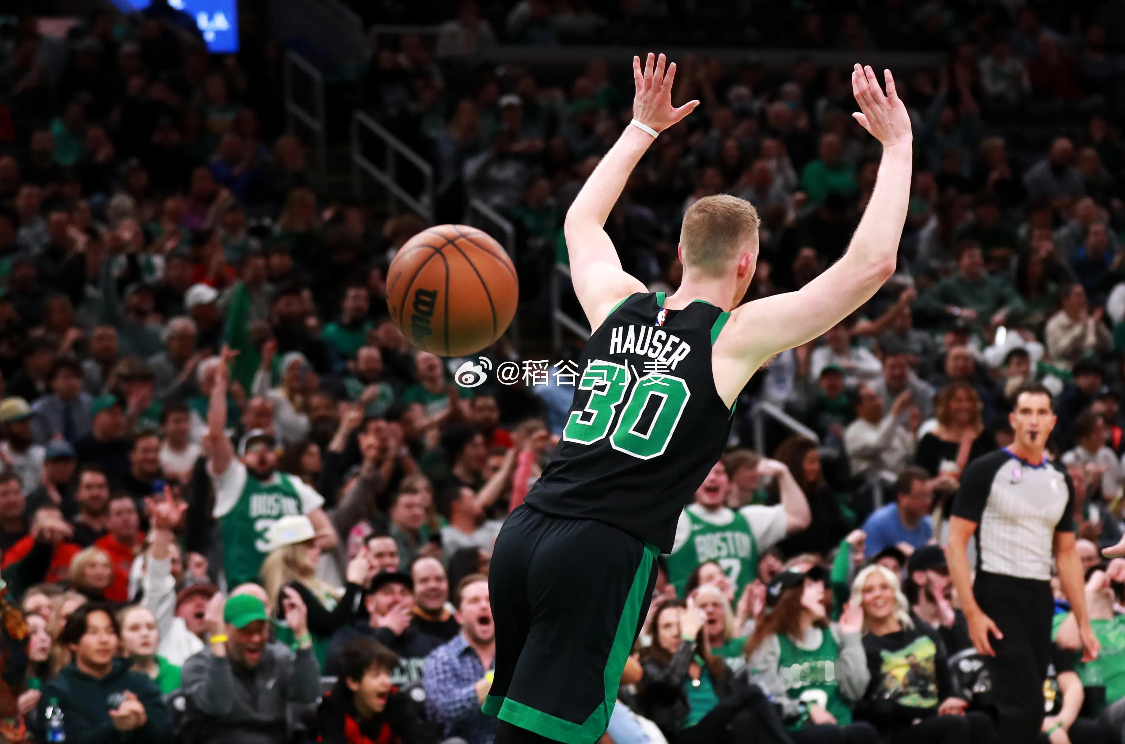 萨姆-豪瑟这赛季的表现也太离谱了。之前几个赛季，他的三分命中率都超过41%，投篮