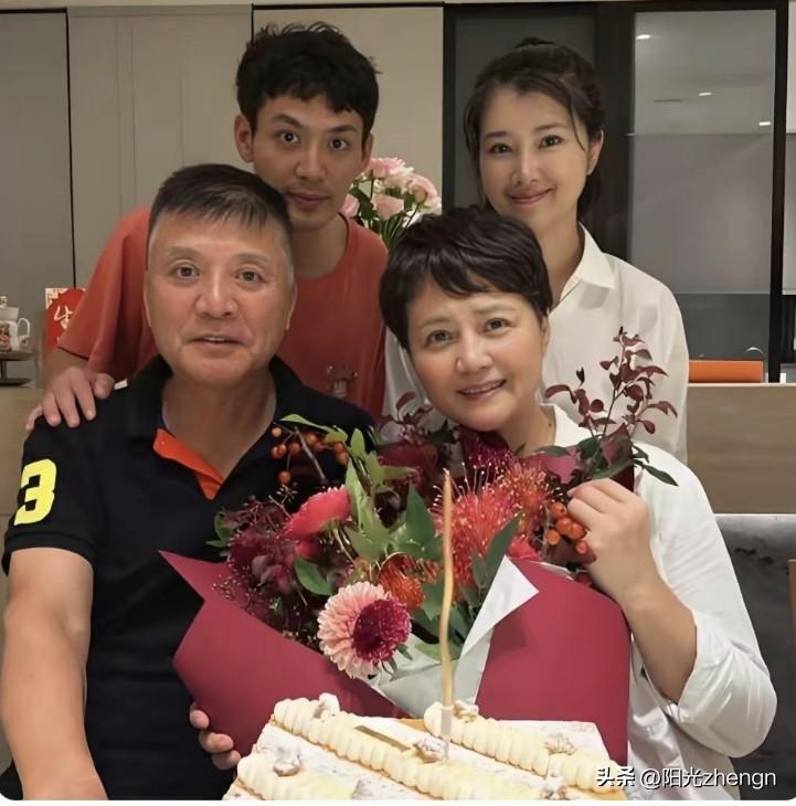 这张照片里的一家四口看着真的太暖了，刘之冰和如萍两人各自带着自己的孩子同框，没有