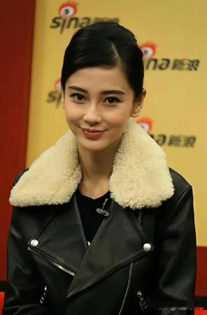 杨颖呀杨颖，你知道你美到“犯罪”吗？
即使现在看来有些土气的衣服，也难掩她的惊世