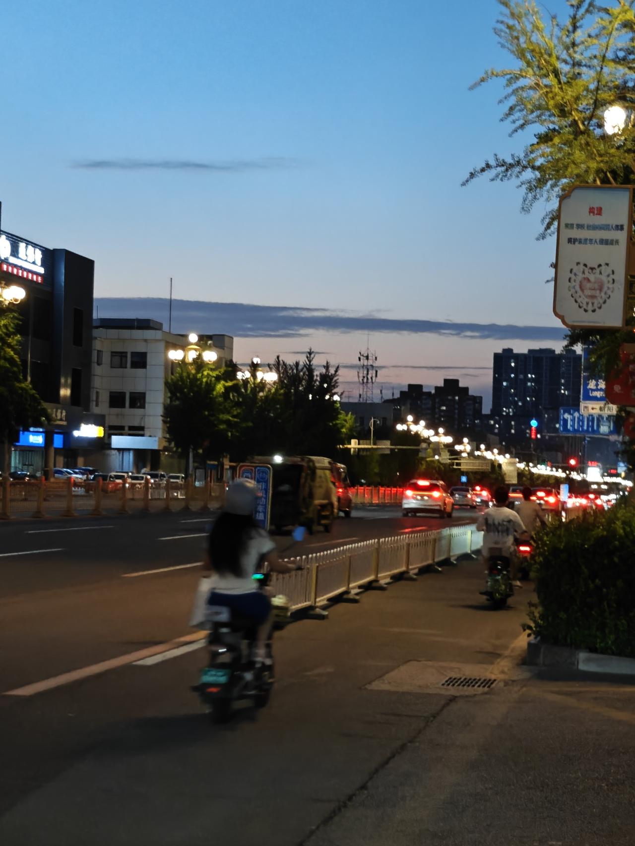 晒图笔记大赛夕阳西下夜幕垂，万家灯火盼人归。