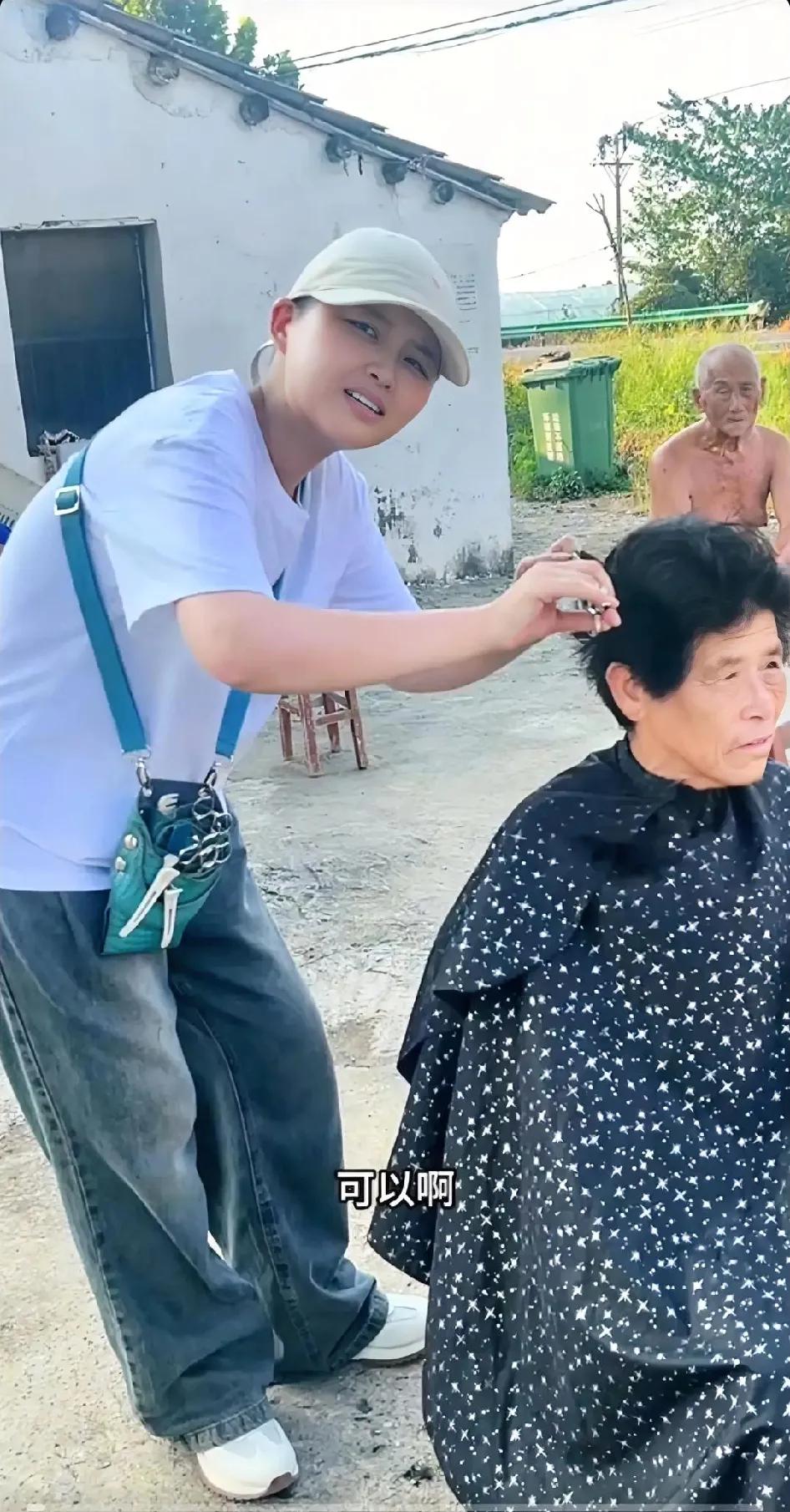 “看哭了！” 湖北仙桃，一名女孩在街边理发，身边有个牌子，“8元一位”，这时，一