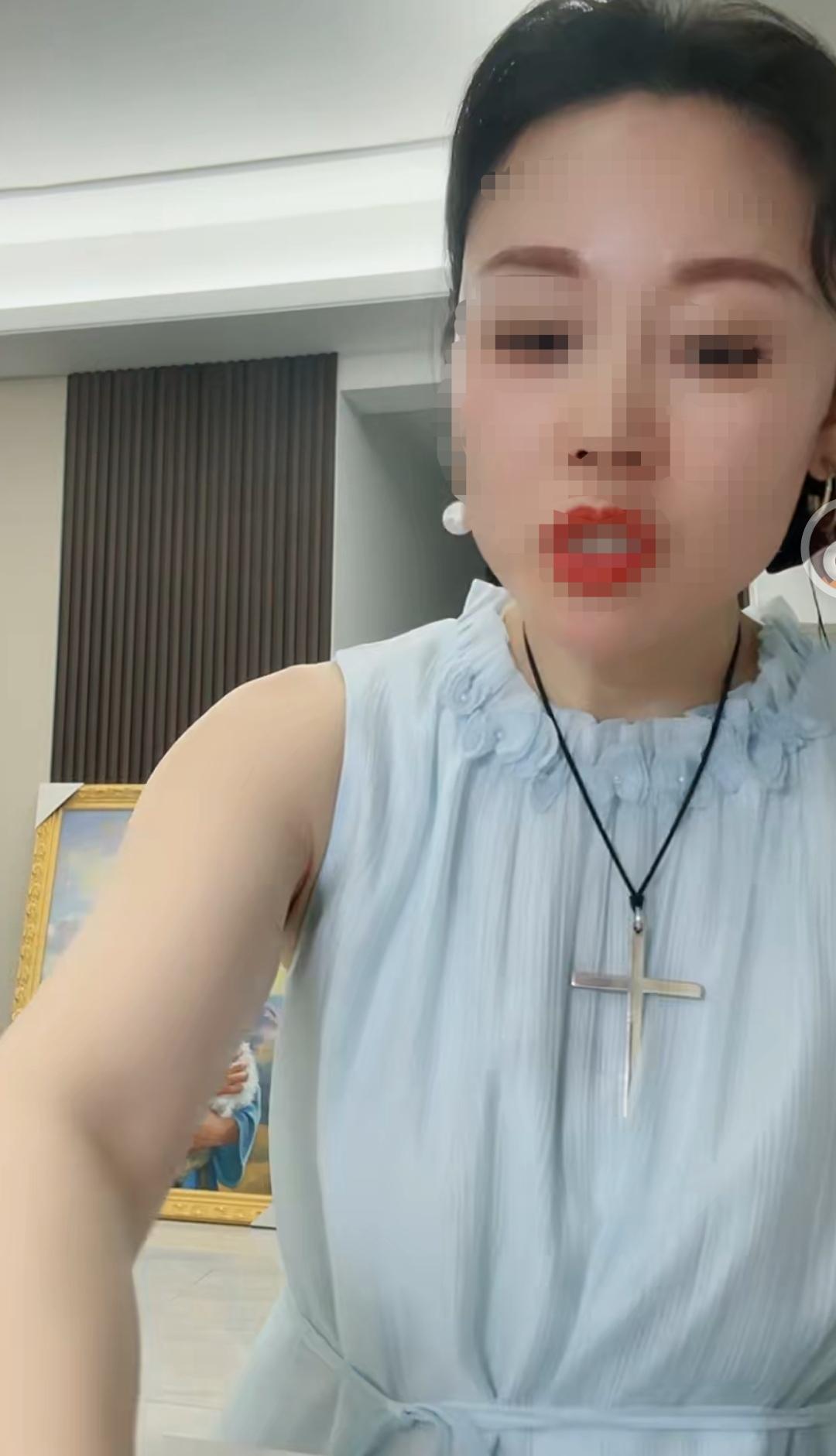 xx大道出名的草帽姐，草根逆袭，她的嗓音、她的外在的变化的确被人刮目相看。
  