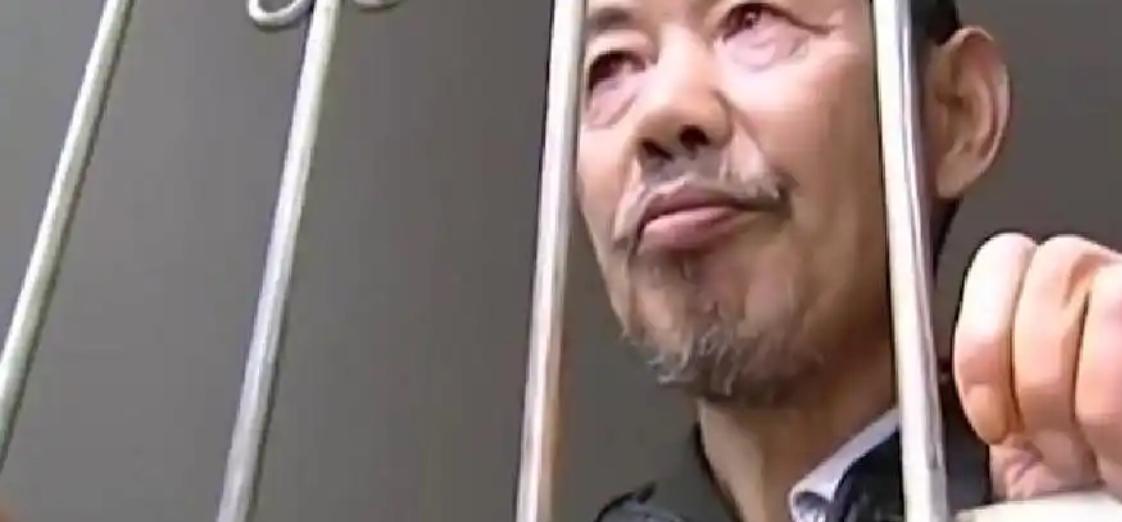 河南村民徐林东就因为帮残疾女邻居写了几封维权信，走在路上突然被硬生生拽上车，直接