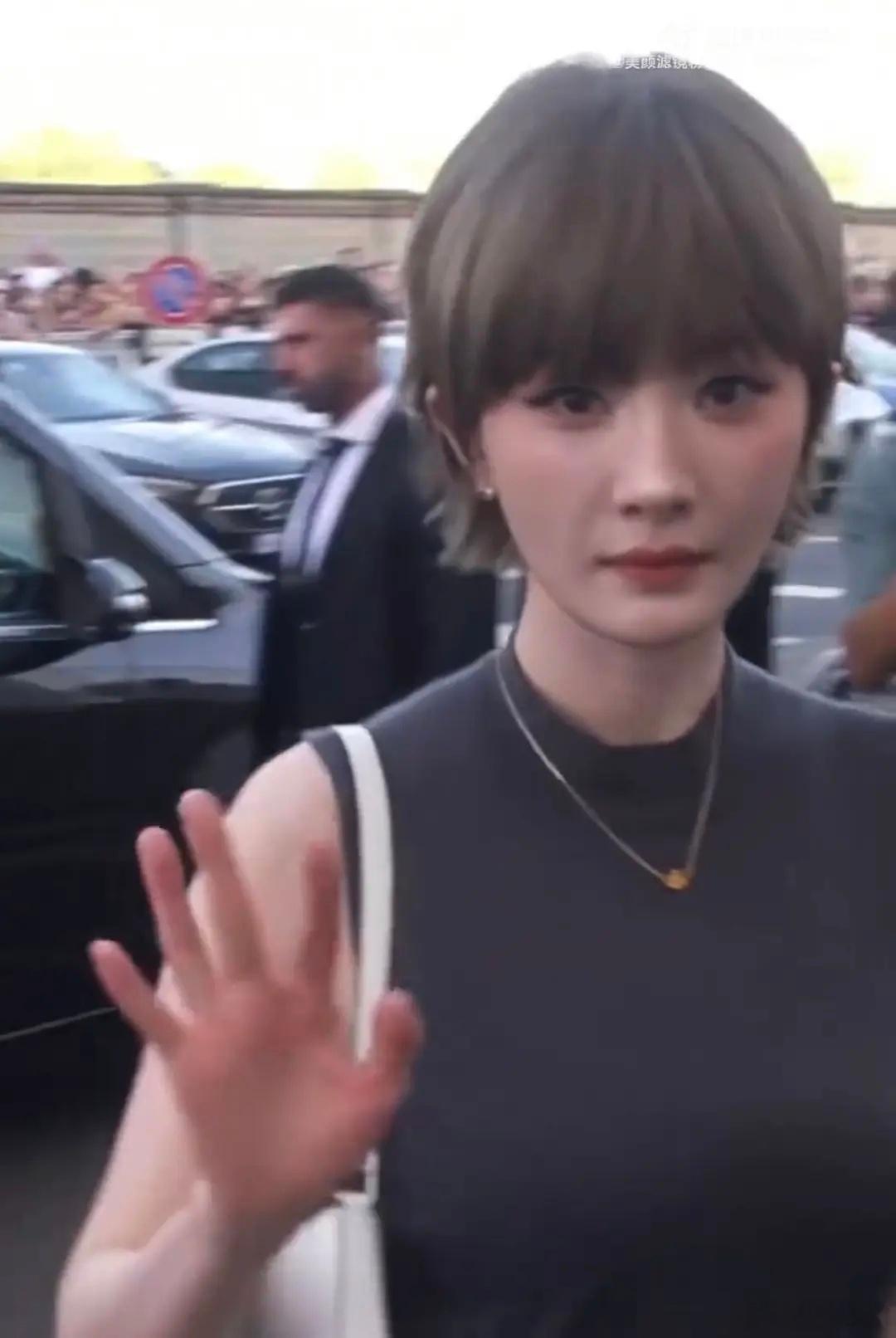 杨幂这个发型 ....把鼻子的缺点放大了 ​​​