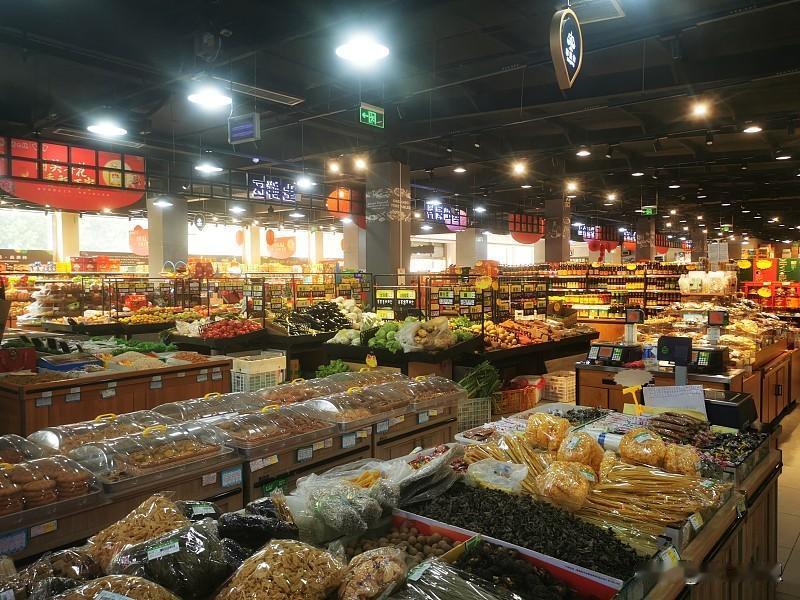 粮食价格持续上涨原因复杂。从国际形势看，地缘冲突影响巨大。俄乌冲突后，两国粮食、