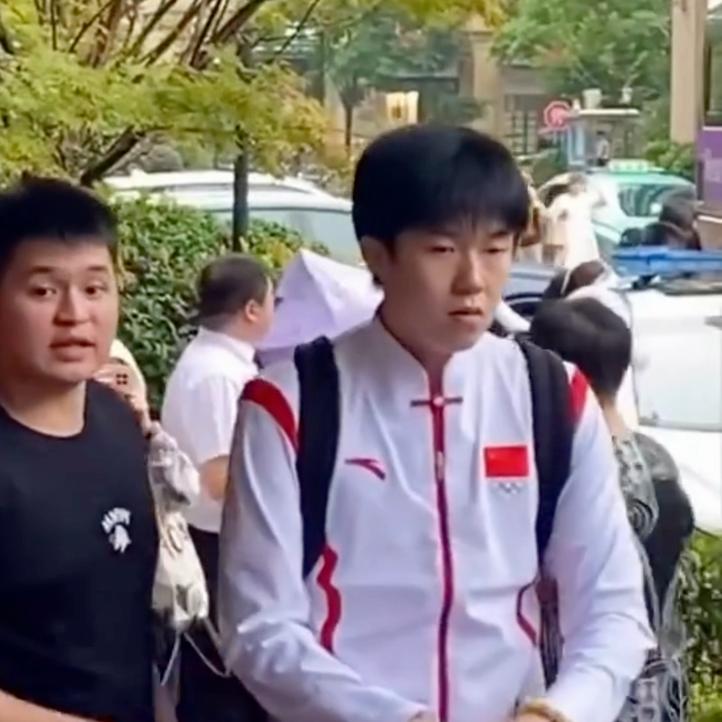 画面里有一个人很呆 