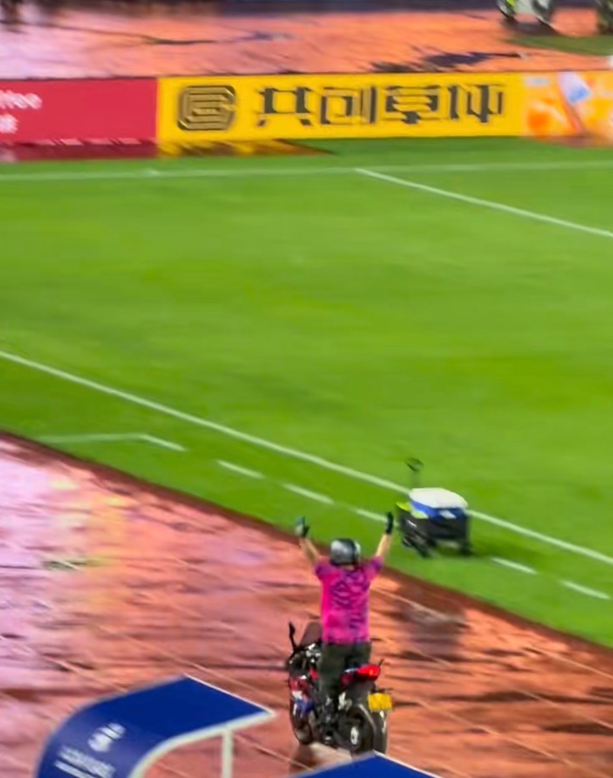 同一天两种机车氛围，各有各的燃点，但常州这边的铁骑更偏未来感，新座驾外形和性能都