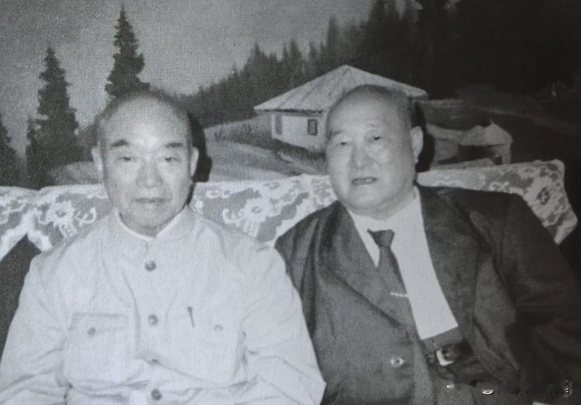 1991年夏，左齐与萧克（左）合影。早在1934年长征途中，左齐在五岭山区用步枪