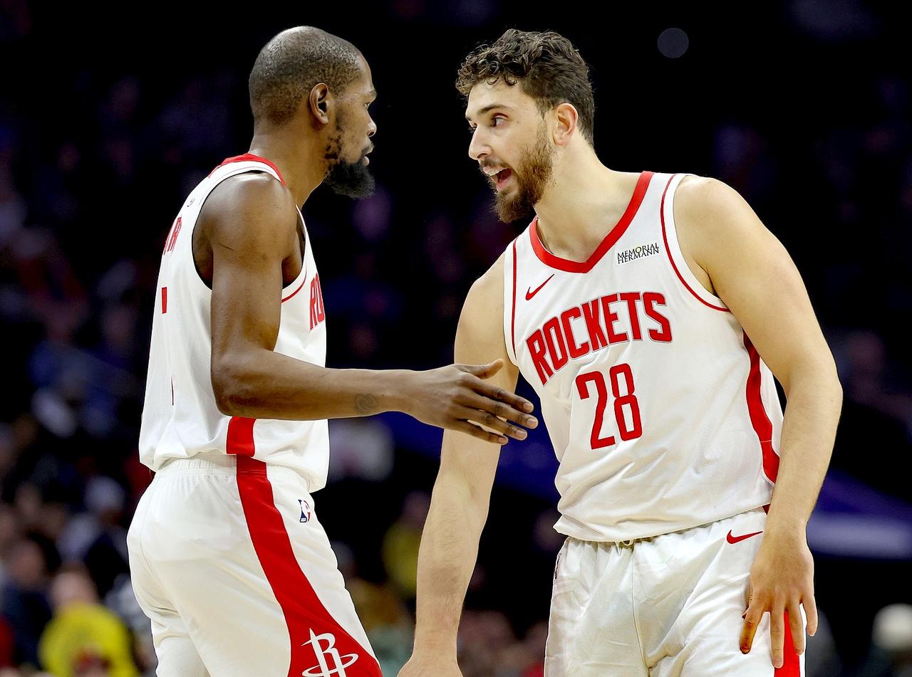 杜兰特不满申京屡被黄蜂小将军训，被打花的火箭末节投子认负。

4号新秀克尼佩尔多