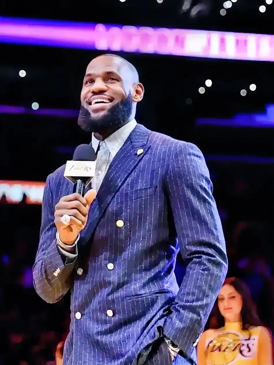 不偏不倚，NBA历史地位排名前十的“小前锋”是以下这10位球员：

1、勒布朗-