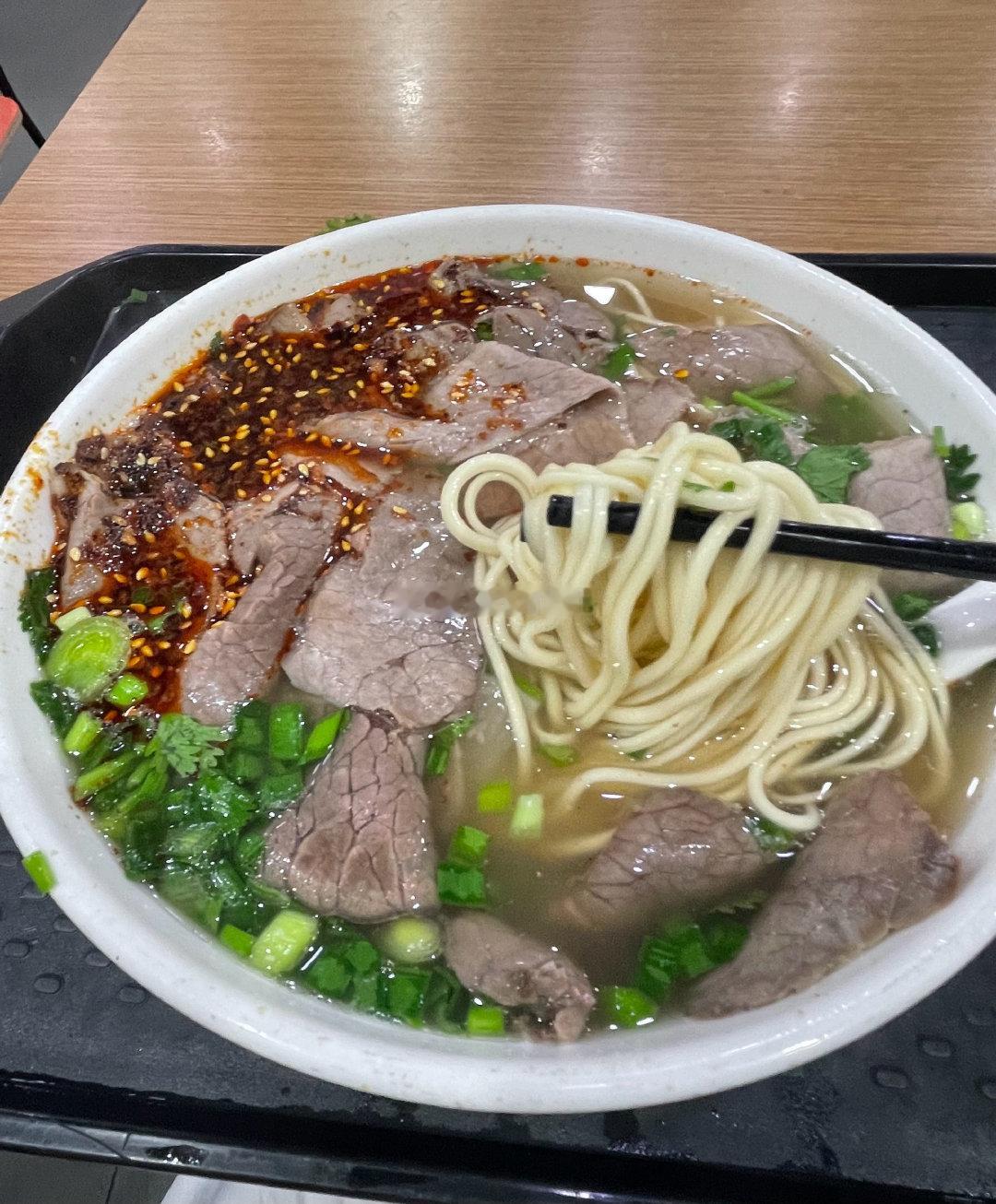 兰州牛肉拉面凭实力火出圈今年上半年，兰州牛肉拉面产业全产业链实现营收560亿元，