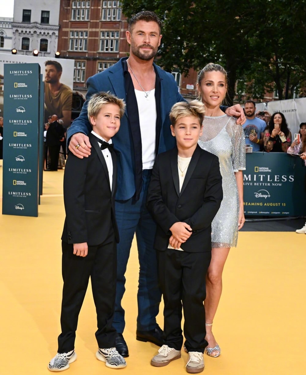 锤哥Chris Hemsworth携妻子Elsa Pataky以及他们11岁的双