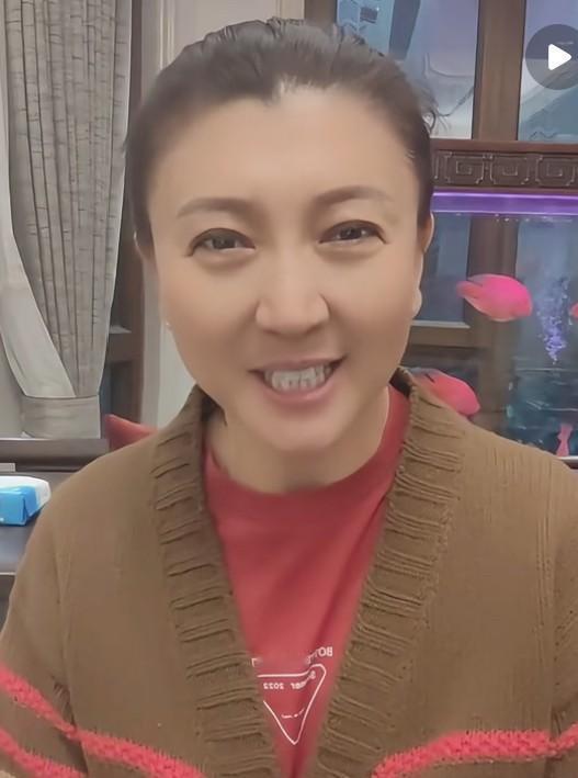 闫学晶的“酸黄瓜”风波，远不止一句口误那么简单。
一个词引发全网嘲讽，这不是网友