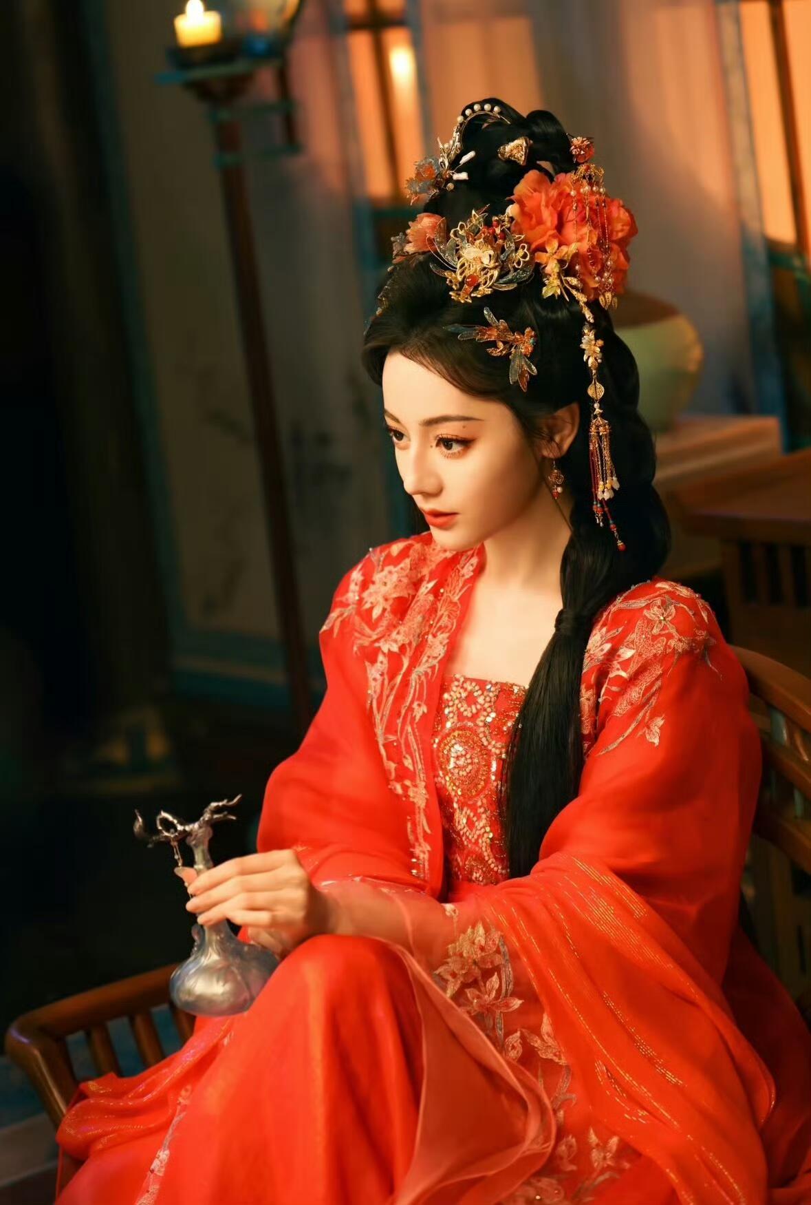 迪丽热巴这个痣简直神来之笔  救命啊！迪丽热巴这颗痣是女娲娘娘亲自点的吧？就那么